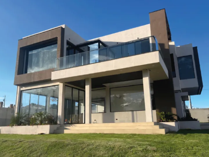 construccion-de-casa-moderna-con-estructura-metalica-united-builders-ecuador construccion-de-casa-moderna-con-estructura-metalica-united-builders-ecuador